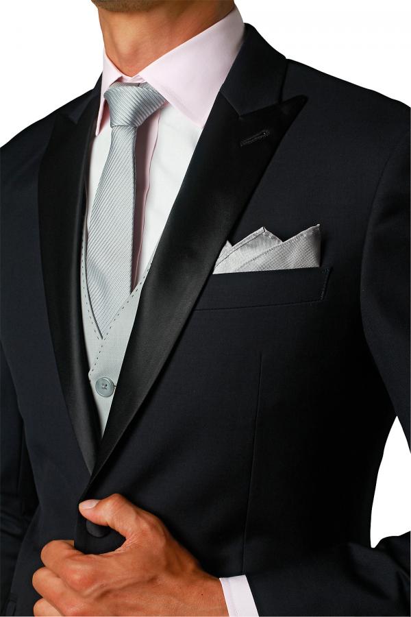 http://www.montagio.com.au/media/wedding_suits_grooms_suits_1248.jpg