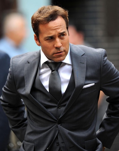 ari_gold_look4