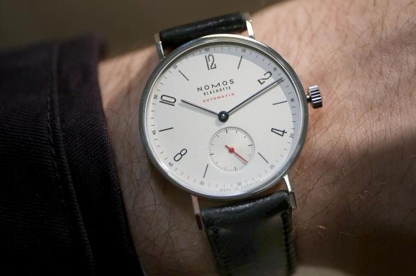 nomos_tangente